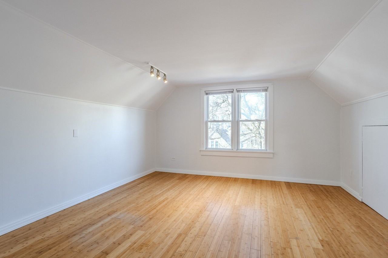 3139 N Oakley Ave Apt 3 #3 - Photo 3 of 19