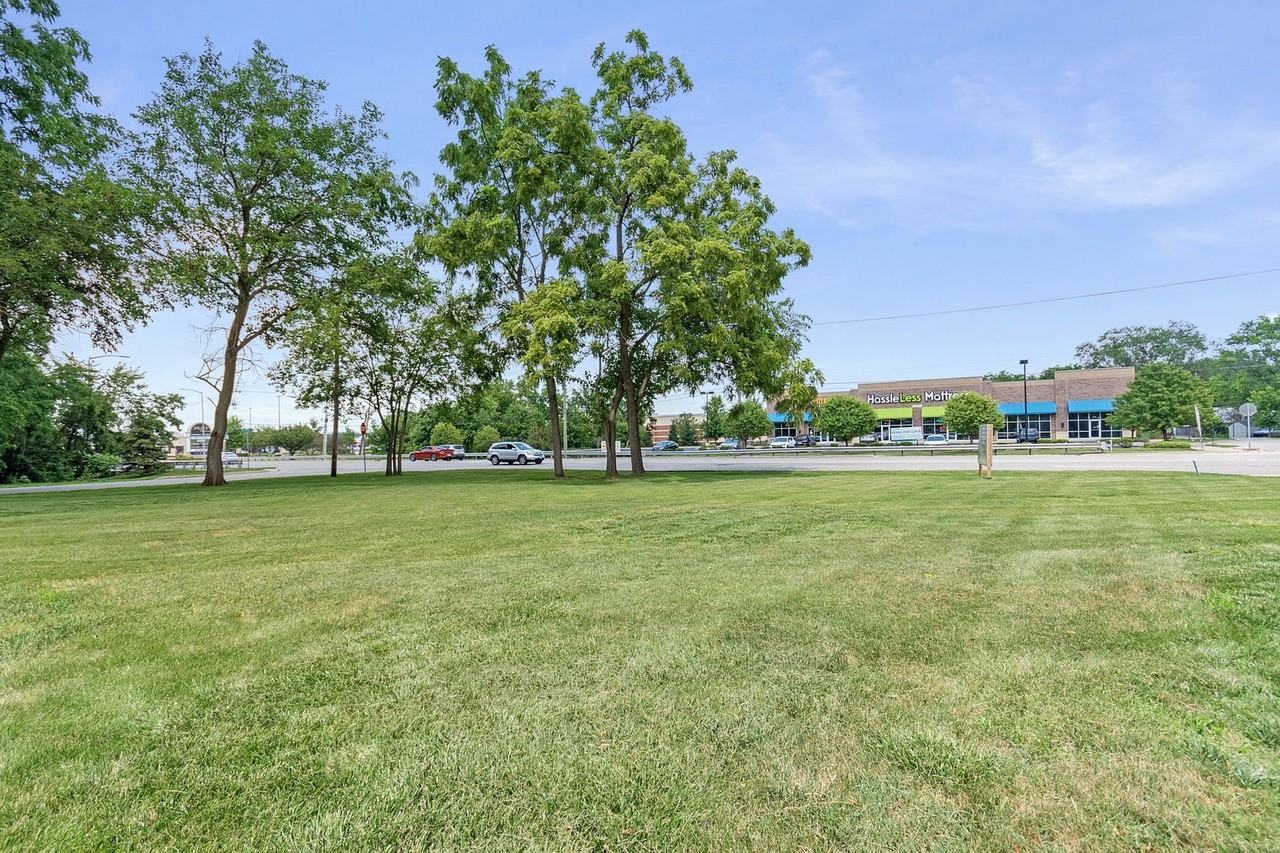 2576 Plainfield Rd - Photo 2 of 15