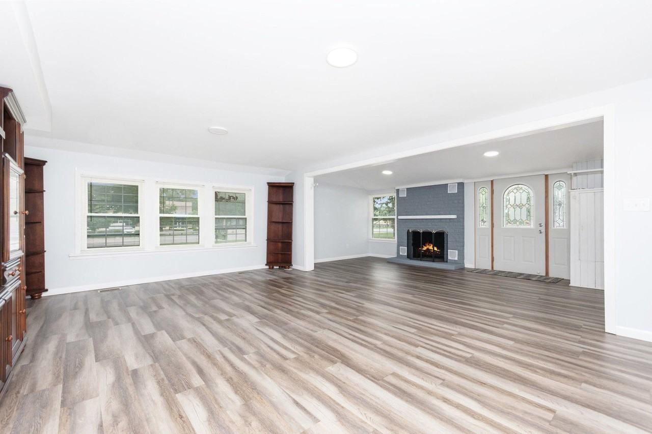 2576 Plainfield Rd - Photo 6 of 15