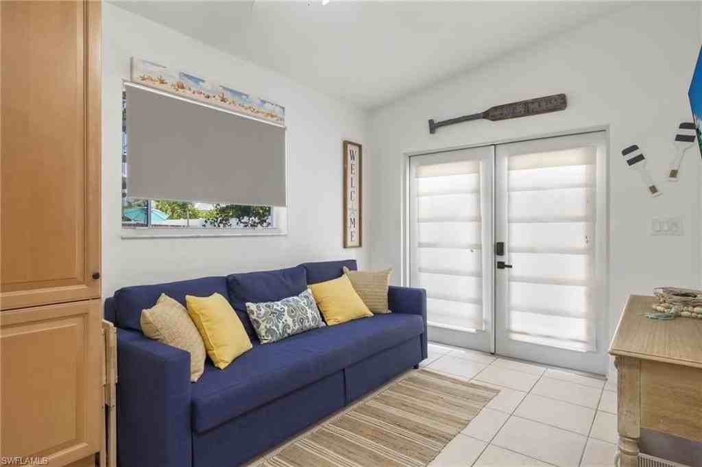 742 111th Ave N - Photo 3 of 31