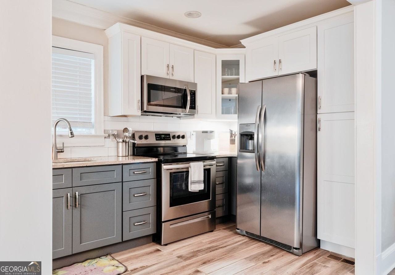 1074 Jefferson Ave - Photo 5 of 12