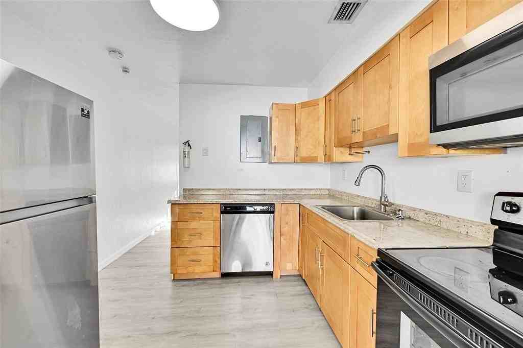 2409 Taft St - Photo 3 of 21