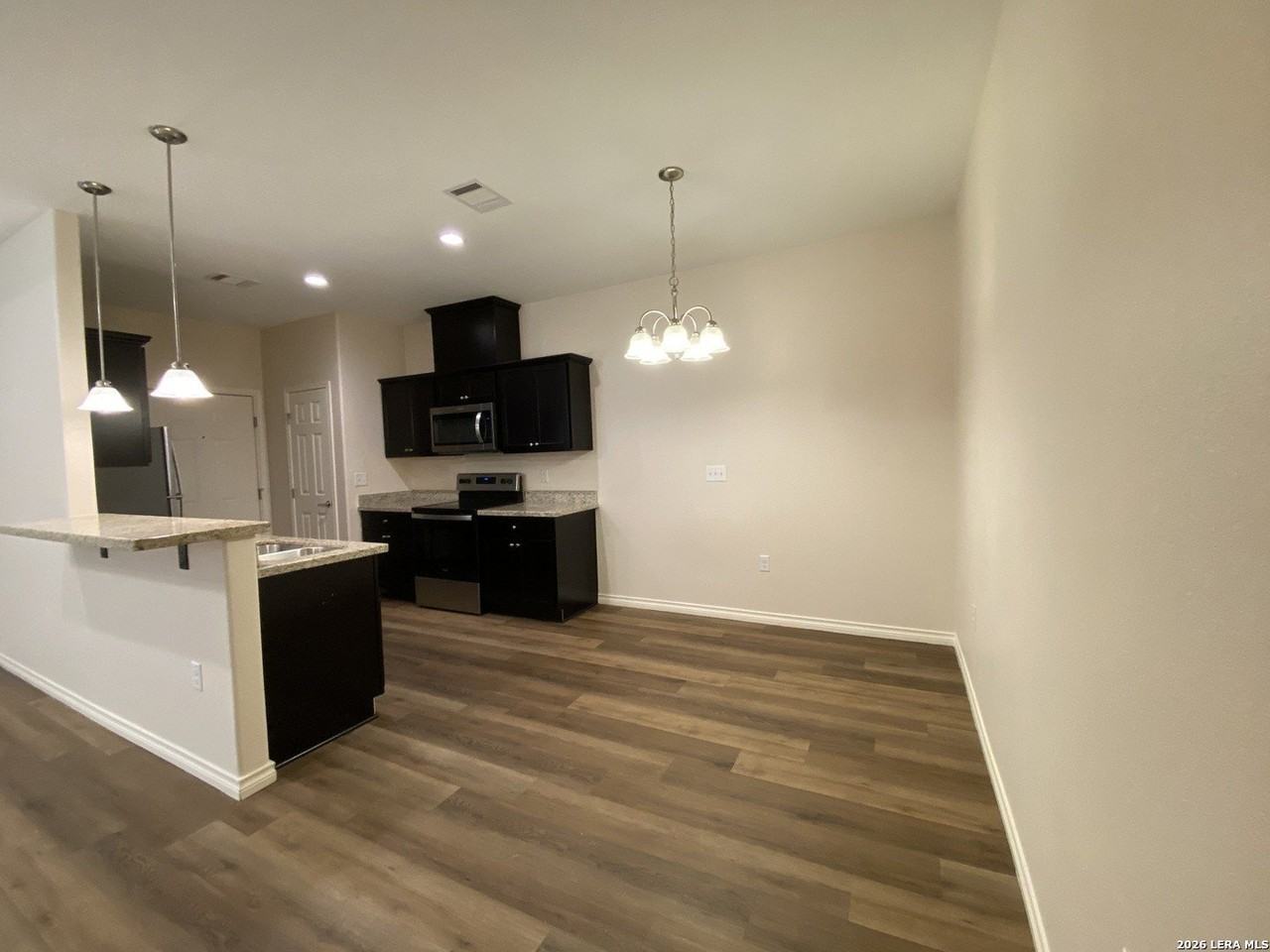 811 Uvalde St - Photo 2 of 11