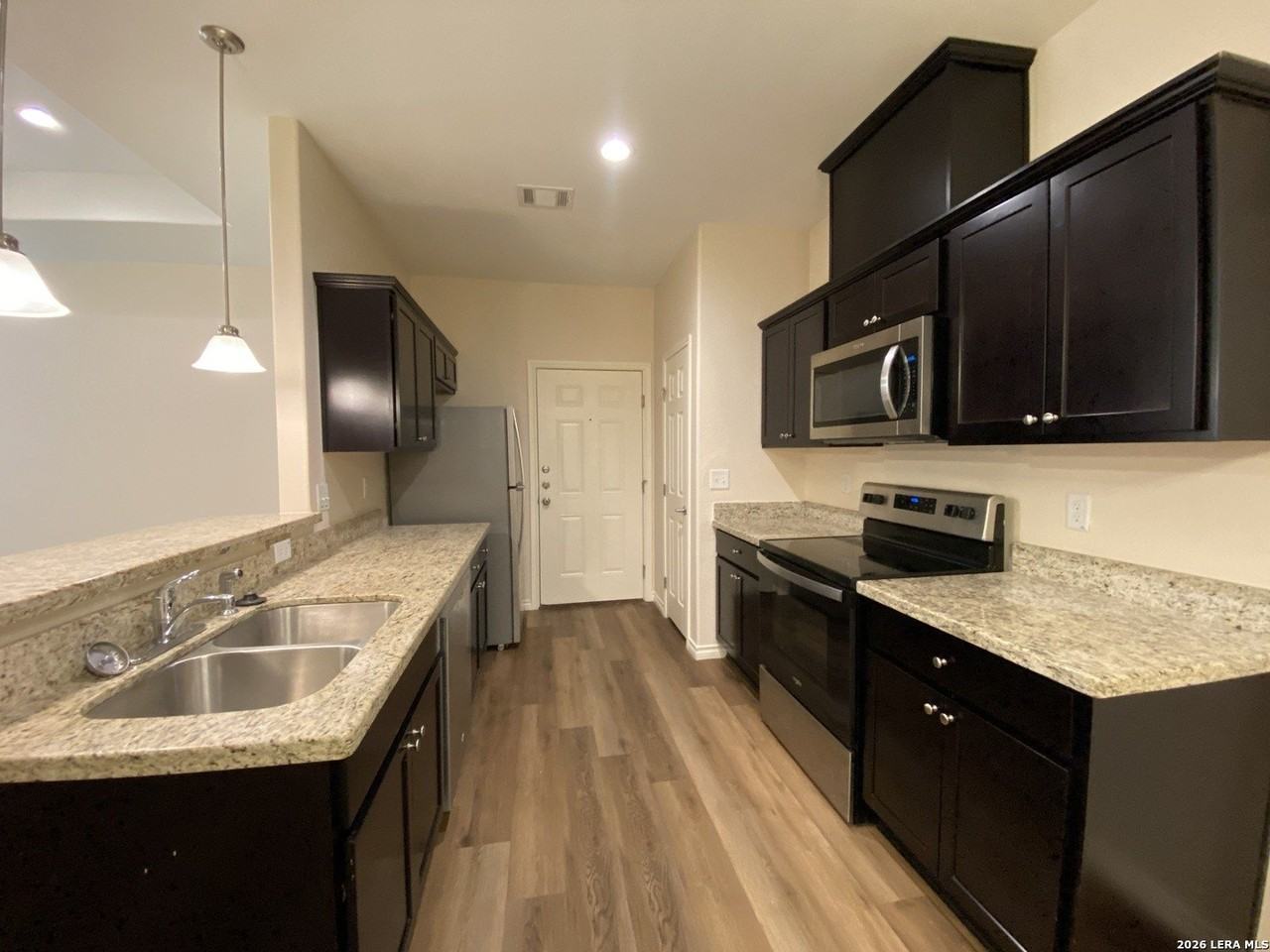 811 Uvalde St - Photo 4 of 11