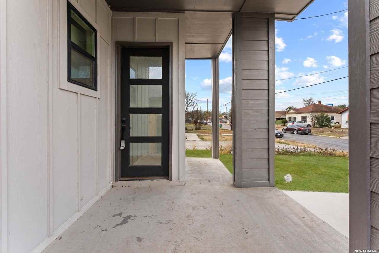 1334 Center St - Photo 2 of 23