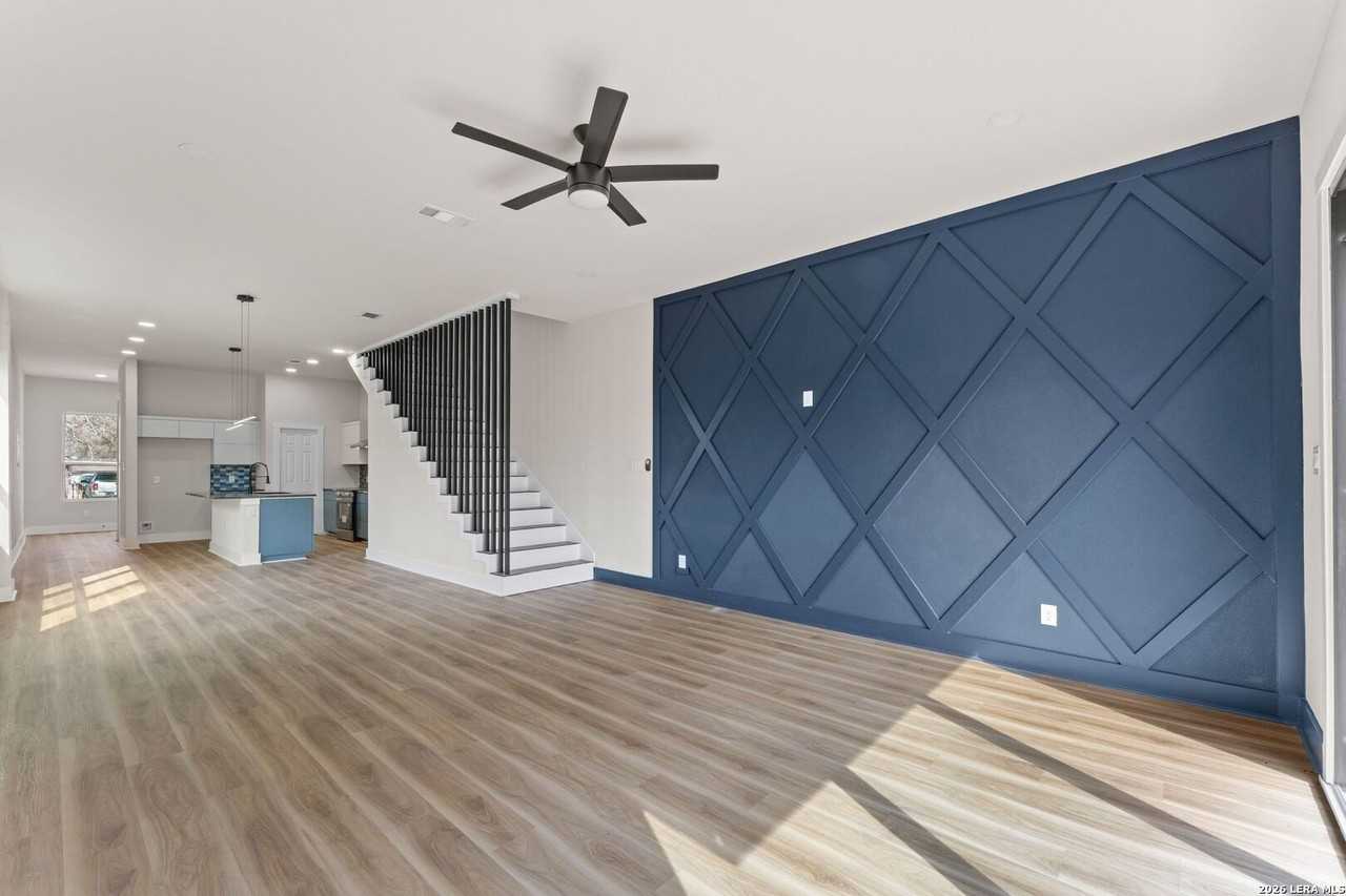 1334 Center St - Photo 4 of 23