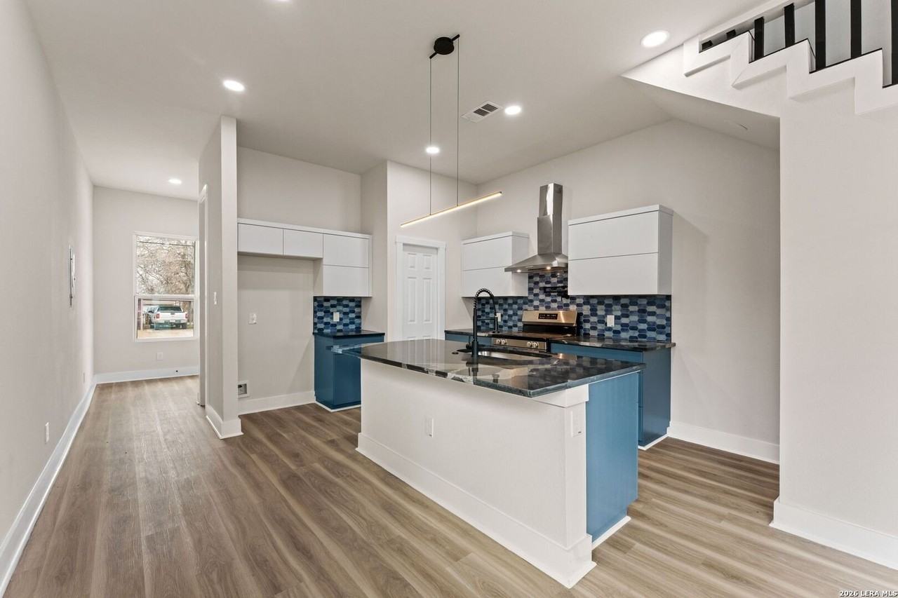 1334 Center St - Photo 5 of 23