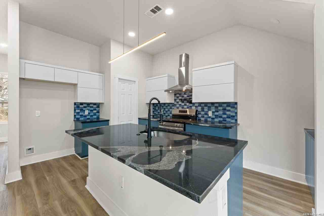 1334 Center St - Photo 6 of 23