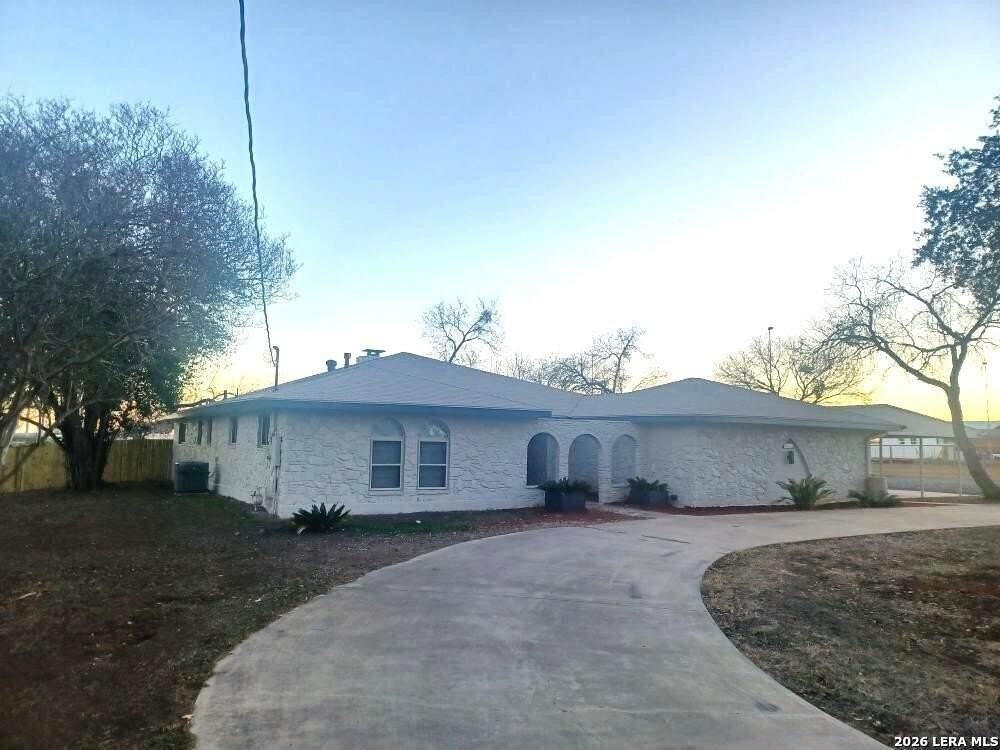 400 W Villaret Blvd - Photo 2 of 12