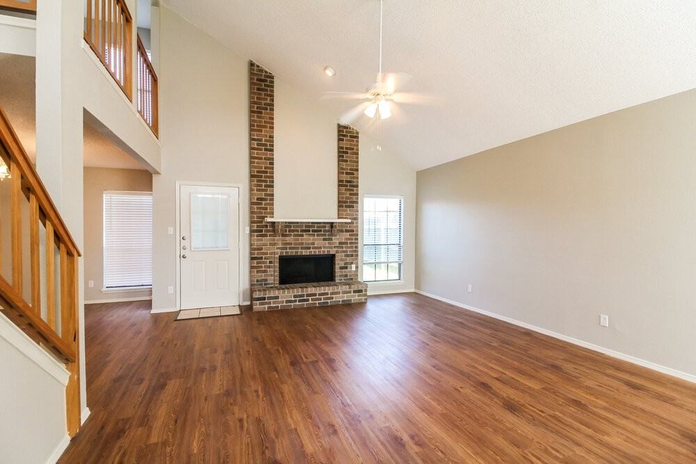 423 Barton Dr - Photo 4 of 17