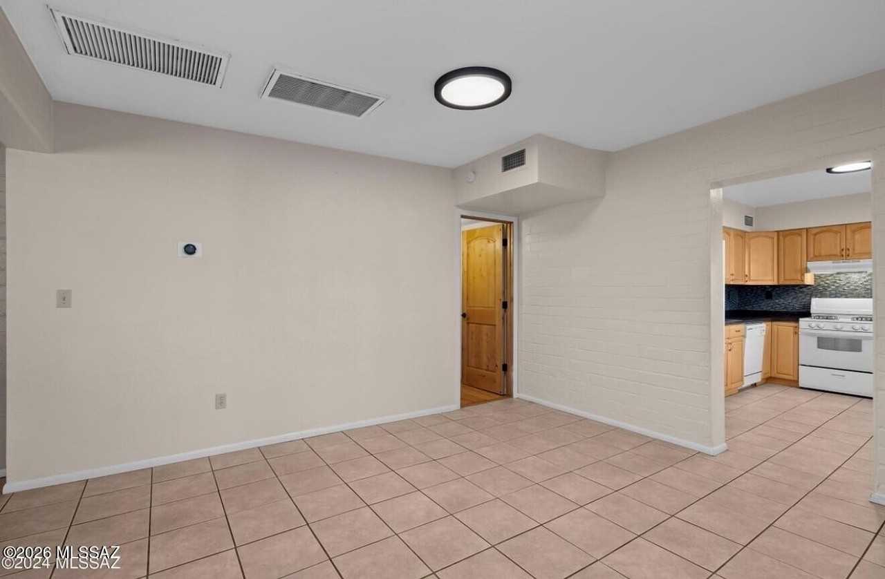 227 E Linden St - Photo 4 of 18