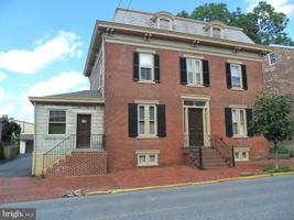 featured image of 423 Delaware St #3