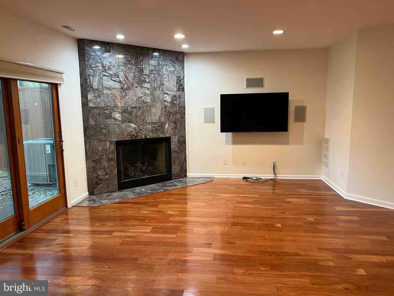 1710 Chanticleer - Photo 2 of 28