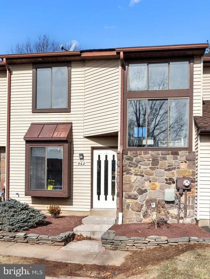 562 Atwood Ct - Photo 2 of 28