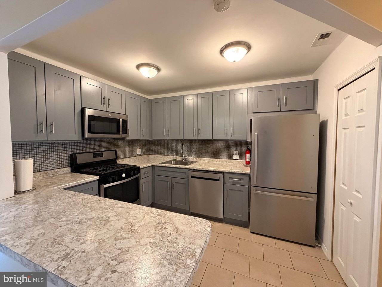 2427 Tremont St Unit B - Photo 4 of 15