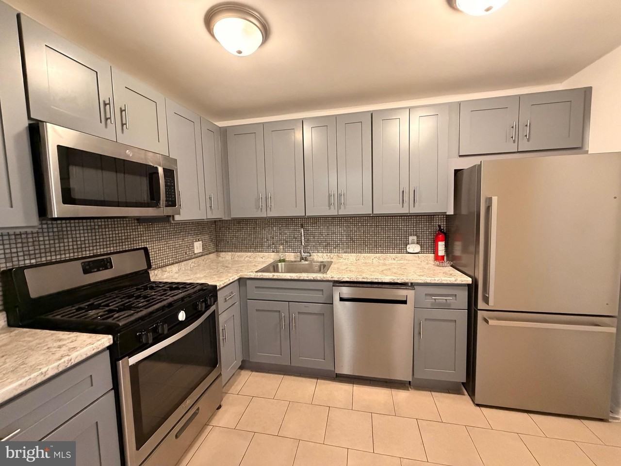 2427 Tremont St Unit B - Photo 6 of 15