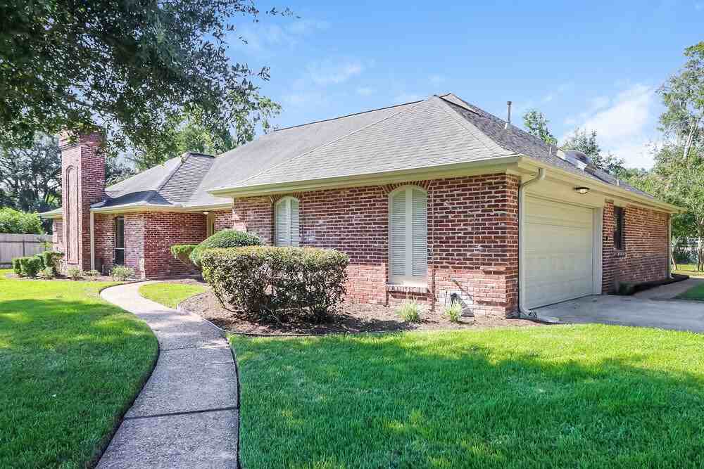 928 Victoria Dr - Photo 3 of 16