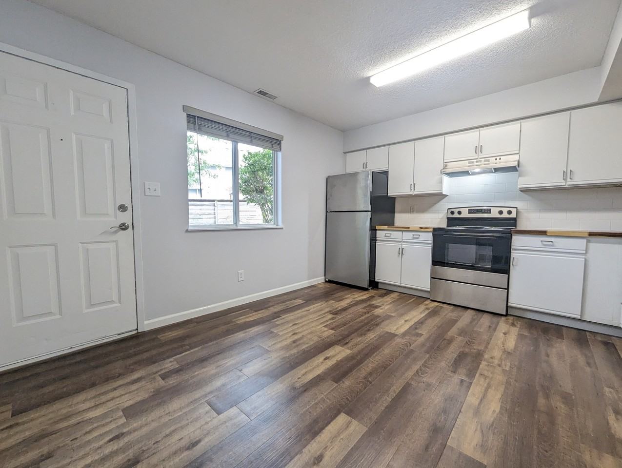 406 East 15th Street - Photo 5 of 26