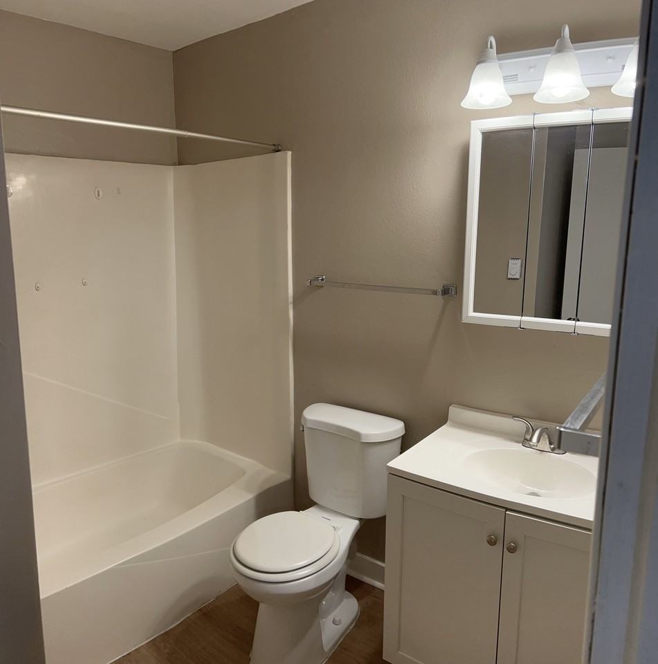 Eaglewood Court Apartments - Photo 5 of 7