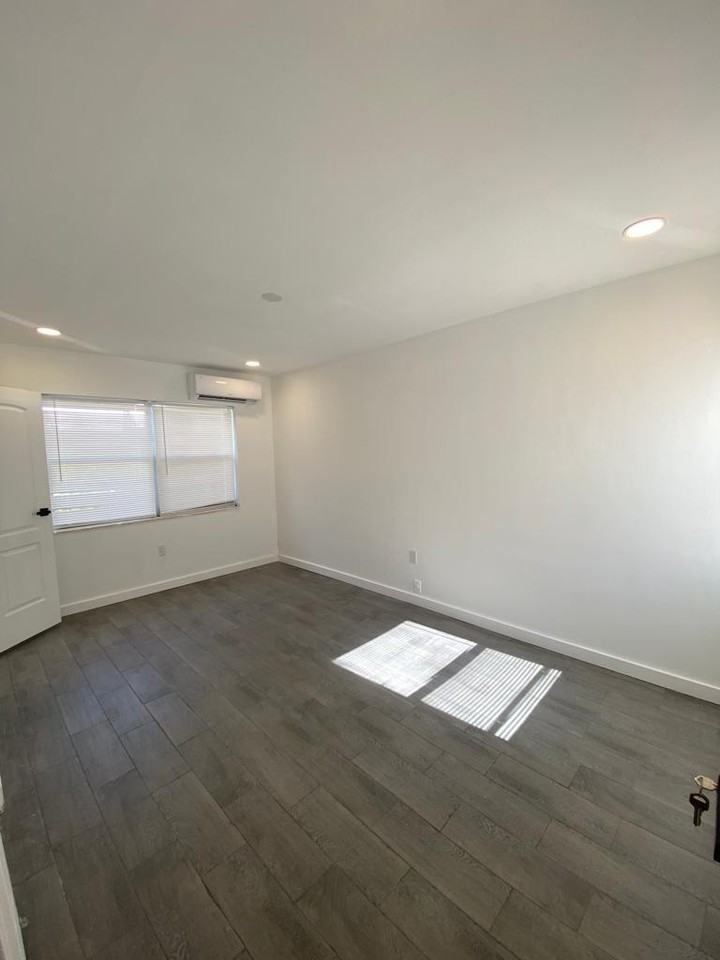 14280 Northeast 6th Avenue - Photo 6 of 11