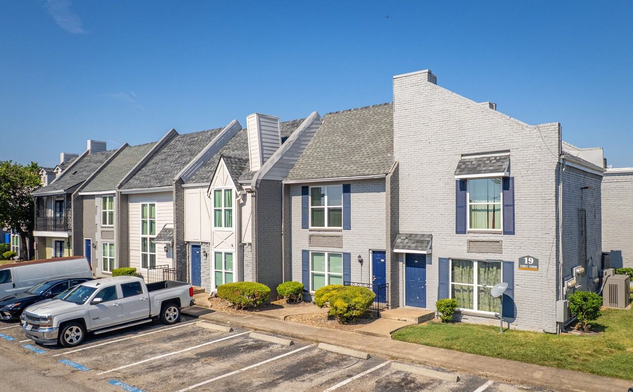 Town Park Apartments - Photo 3 of 35