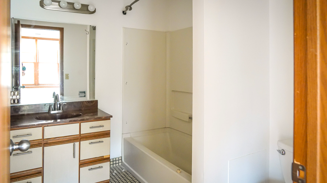 1053 Cromwell Avenue - Photo 4 of 13