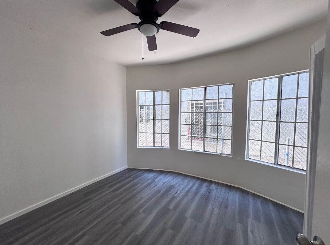 827 W 40th Pl - Photo 2 of 9