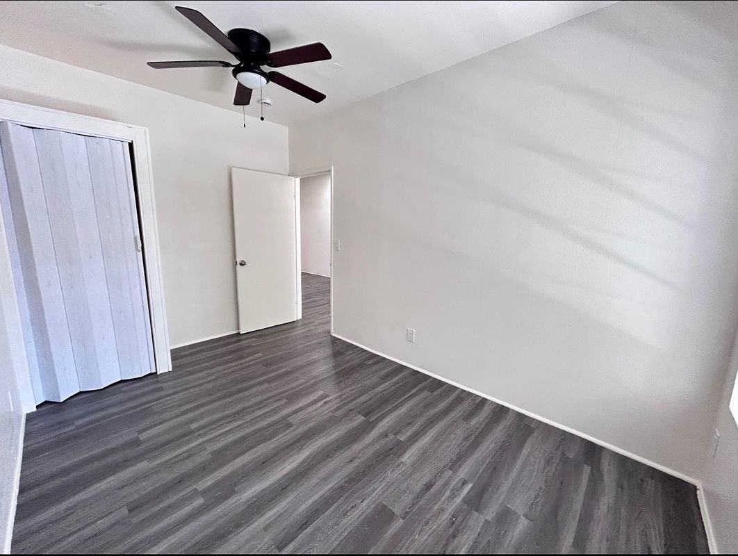 827 W 40th Pl - Photo 3 of 9