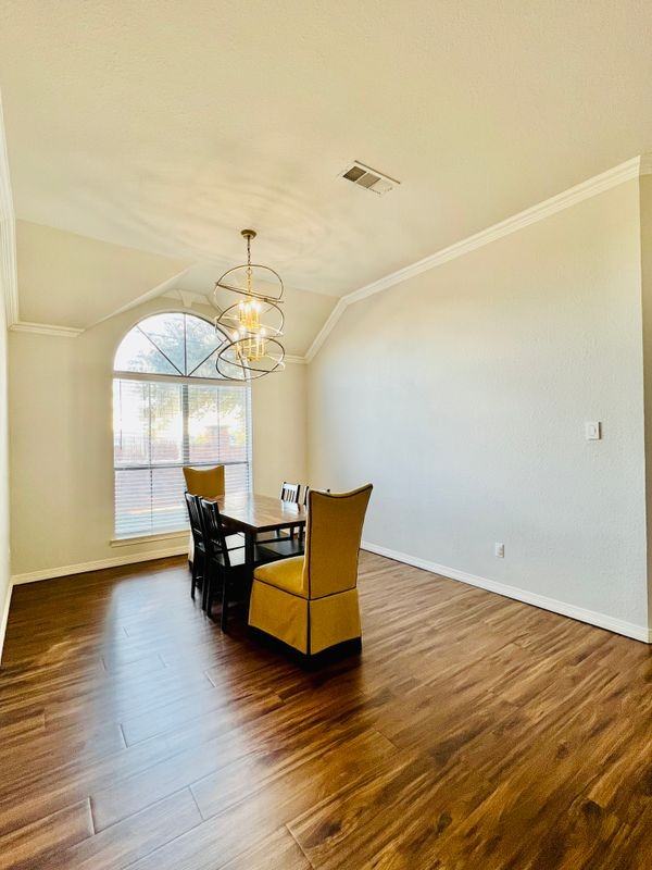 9220 Edgemont Dr - Photo 5 of 28