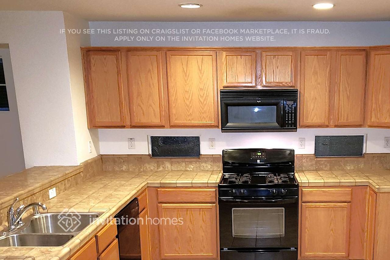 73 Roadrunner St - Photo 3 of 14