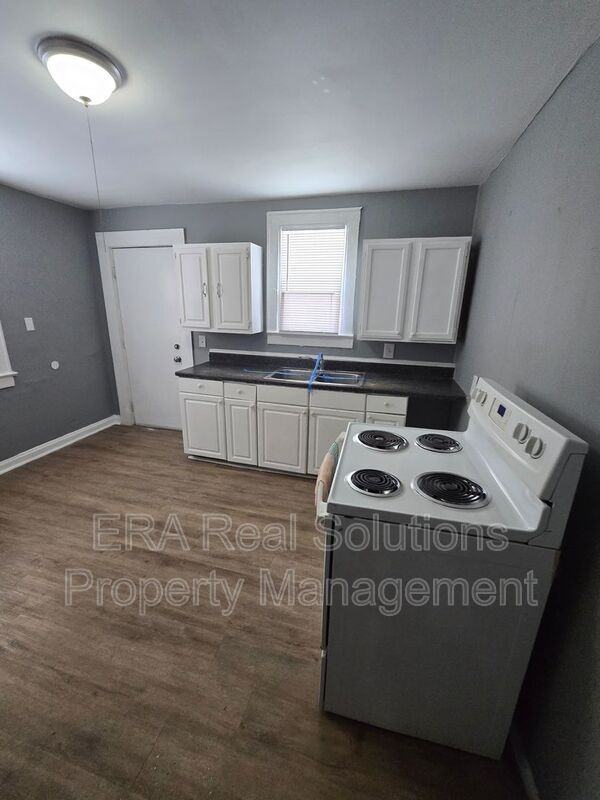 1472 E Fulton St - Photo 5 of 16