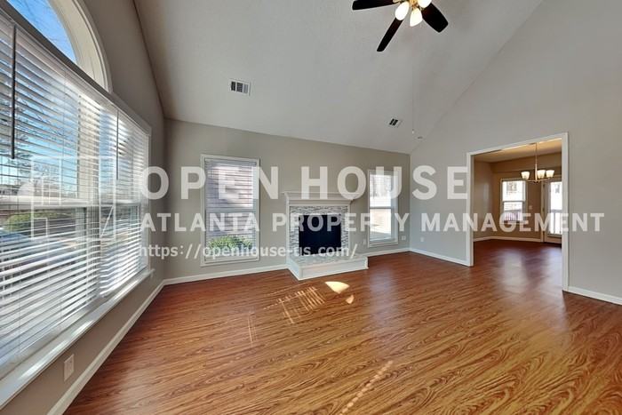 390 Greenmont Cir - Photo 4 of 23