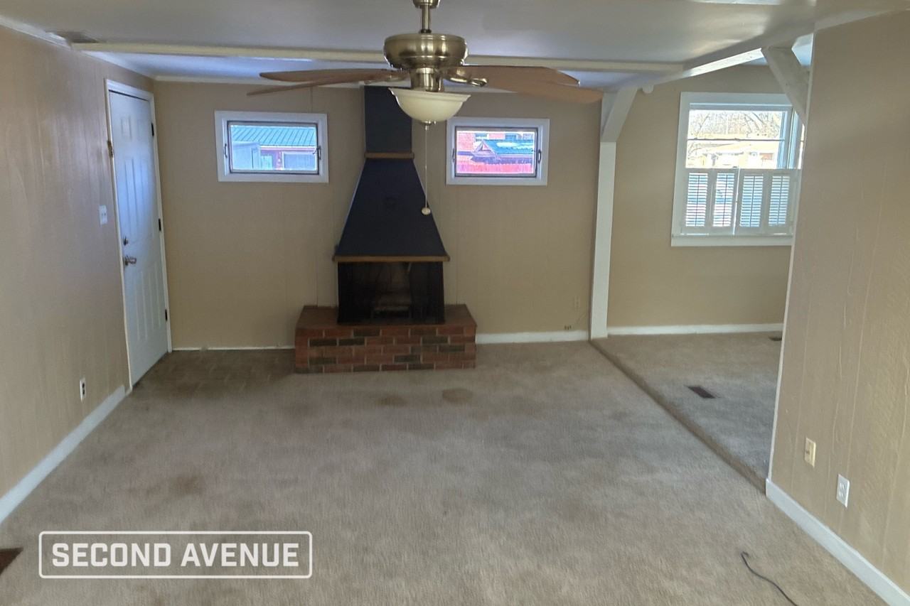 900 S Spring St - Photo 3 of 13