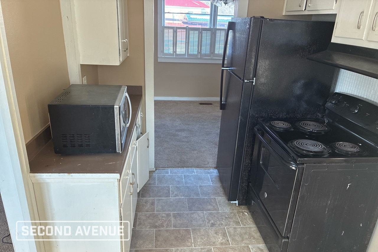 900 S Spring St - Photo 4 of 13