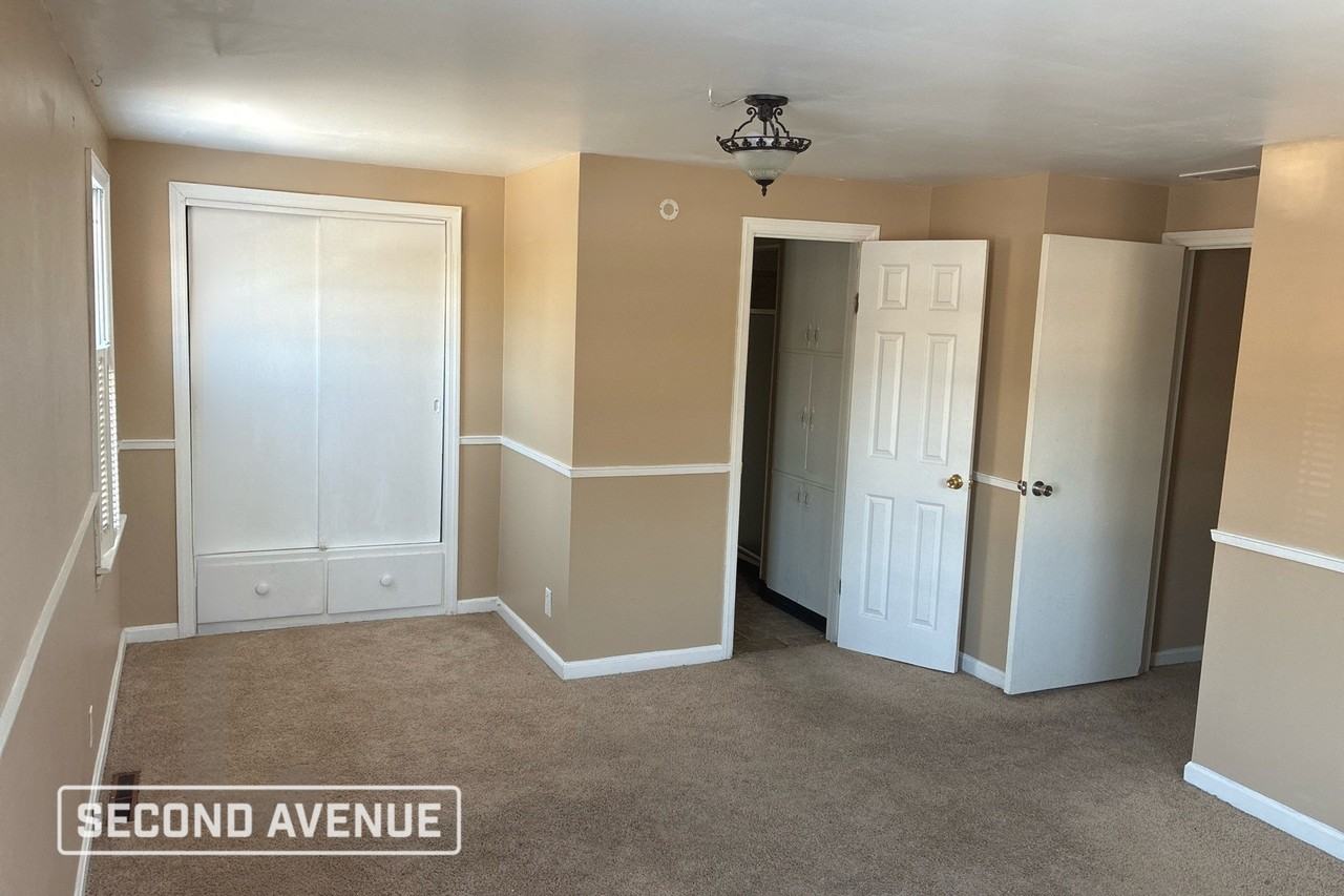 900 S Spring St - Photo 5 of 13