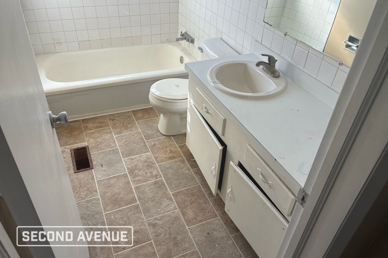 900 S Spring St - Photo 6 of 13