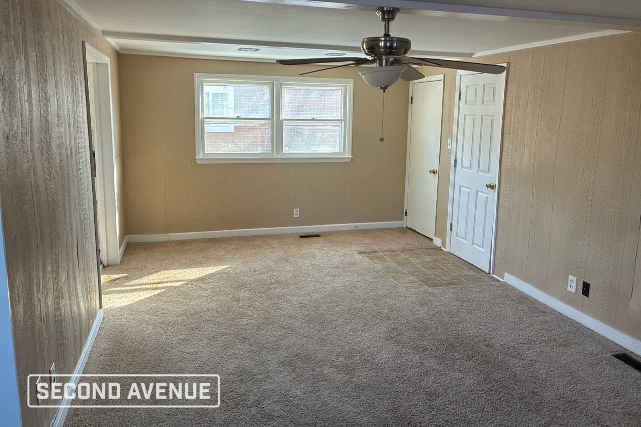 900 S Spring St - Photo 7 of 13