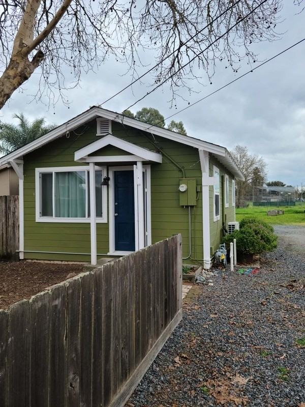 1660 Jennings Ave - Photo 3 of 5