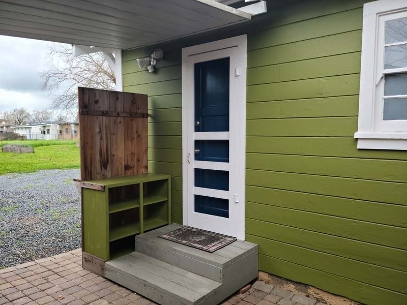 1660 Jennings Ave - Photo 4 of 5