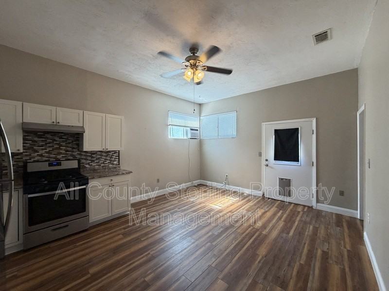 348 S Marion Ave #B - Photo 7 of 11