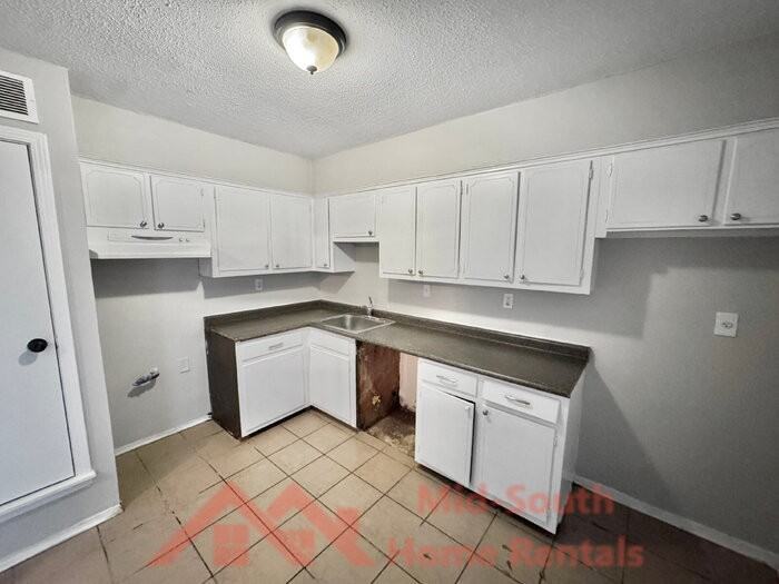 1742 E Holmes Rd - Photo 7 of 19