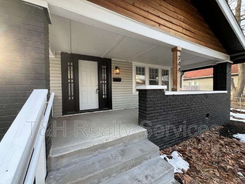 744 Wallace Ave - Photo 3 of 31