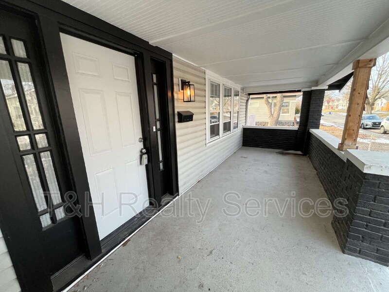 744 Wallace Ave - Photo 4 of 31