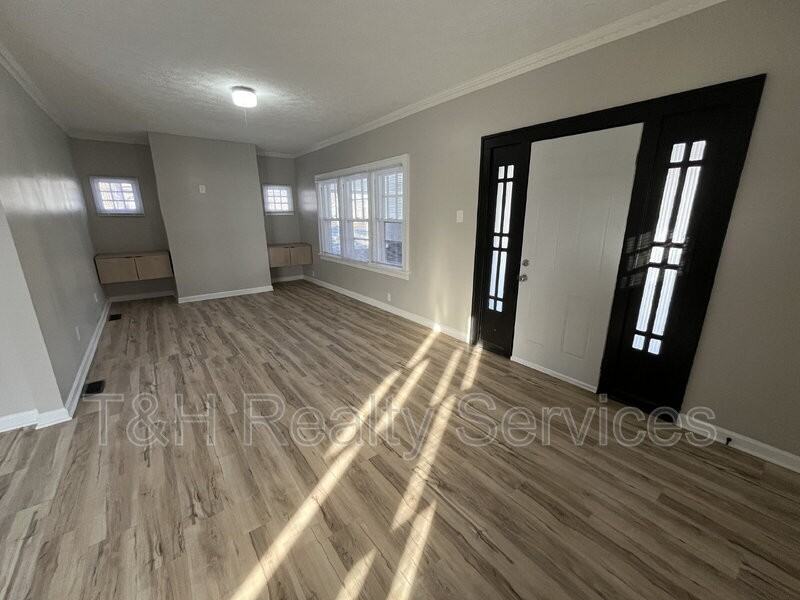 744 Wallace Ave - Photo 5 of 31