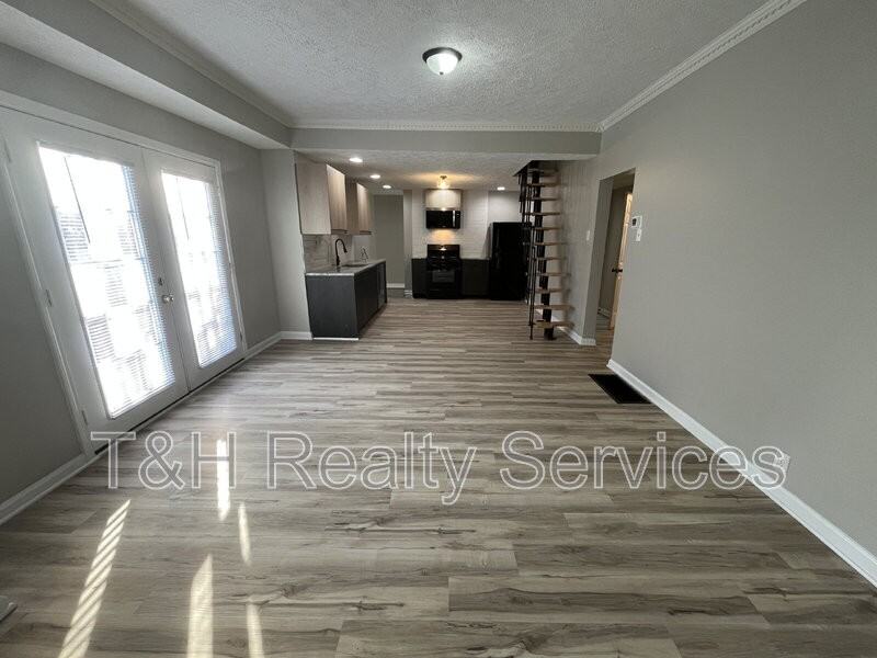 744 Wallace Ave - Photo 7 of 31