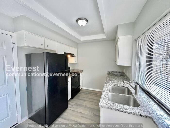 415 Southlake Dr - Photo 2 of 22