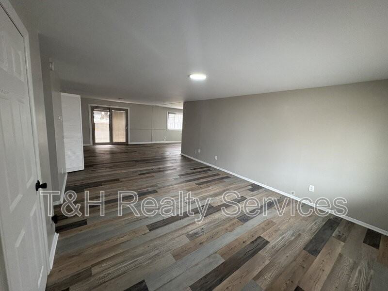 10129 Lawnhaven Ct - Photo 3 of 24