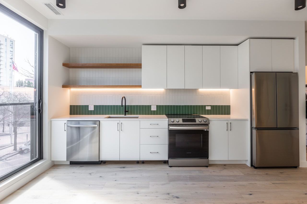 1712 Oak Ave #302 - Photo 5 of 11