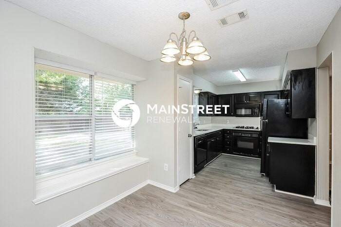 2817 Fenwick St - Photo 5 of 17