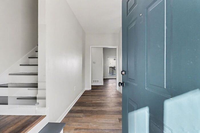 1079 Crew St Sw #B - Photo 5 of 26